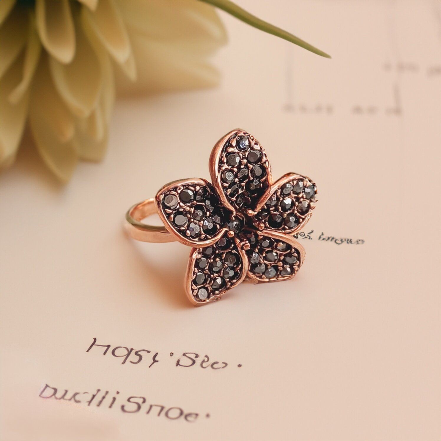 انگشتر زنانه طلاروس مدل گل نگین مارکازیت