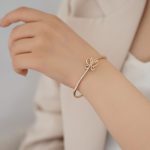 دستبند النگویی زنانه ژوپینگ مدل پروانه