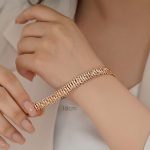 دستبند زنانه ژوپینگ مدل پهن طرح طلا