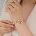 دستبند النگویی زنانه ژوپینگ مدل آغوش