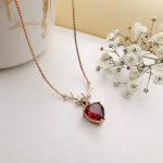 گردنبند زنانه ژوپینگ مدل گوزن نگین قرمز کد BM-796